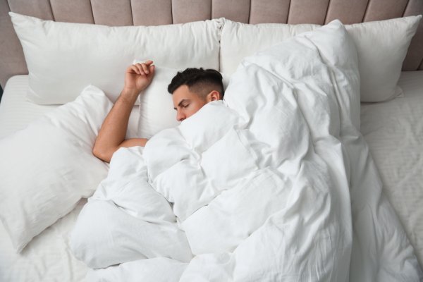10 Rekomendasi Merk Selimut yang Membuat Tubuh Lebih Hangat saat Tidur (2023)