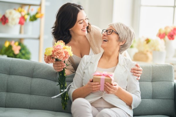 Ungkapkan Cinta Pada Ibu Lewat 30 Pilihan Kado Bermanfaat untuk Ibu Rekomendasi Ahli Kado! (2023)