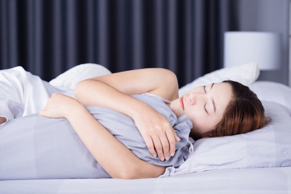 Tidur Nyenyak dengan 10 Rekomendasi Guling Terbaik, Empuk, dan Nyaman Dipakai (2023)