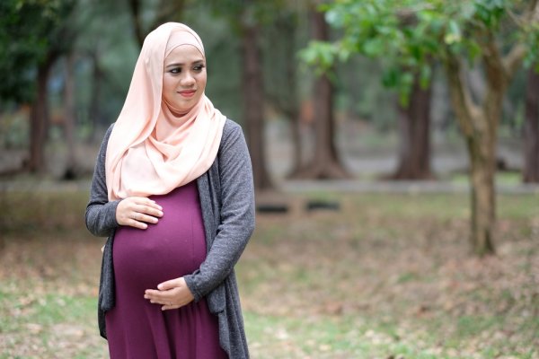 Yuk, Intip 9 Model Baju Pesta Ibu Hamil Muslim yang Akan Membuat Anda Tampak Menawan Meski Sedang Berbadan Dua