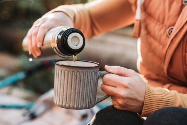 15 Rekomendasi Termos Air Panas untuk Menyeduh Minuman Hangat Setiap Saat (2023)