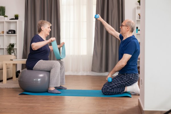 10 cách tập thể dục tại nhà cho người cao tuổi nâng cao sức khỏe (năm 2021)