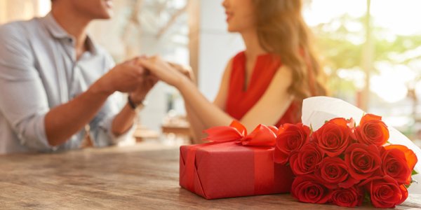 हम लाए हैं ऐसे 10 सर्वश्रेष्ठ उपहार विकल्प जिन्हें खासतौर पर आपको अपने बॉयफ्रेंड को अपनी तीसरी एनिवर्सरी पर देना चाहिए ।(2020)