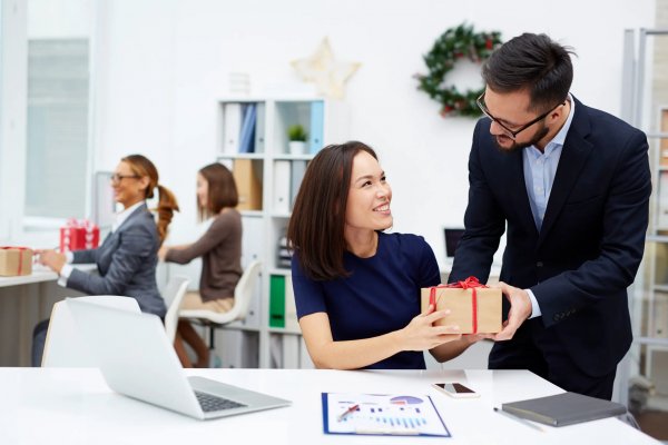 Gợi ý 10 quà tặng 8 3 cho công ty hữu ích, tạo niềm vui cho nhân viên (năm 2023)