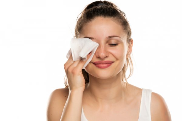 15 Rekomendasi Produk Makeup Wipes, Ampuh Bersihkan Wajah (2023)