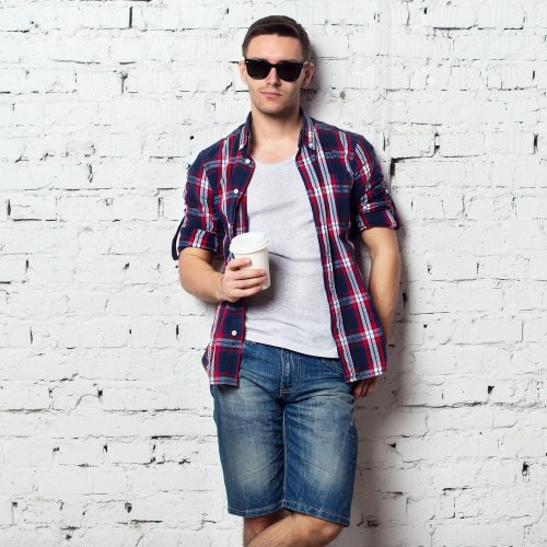 Tips Tampil Kasual dan Trendi dengan 6 Tipe Celana Jeans Pendek Pria Pilihan