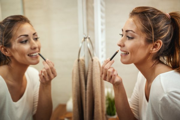 Bibir Tetap Sehat dan Lembap dengan 15 Rekomendasi Lipstik Terbaik untuk Bibir Kering (2023)