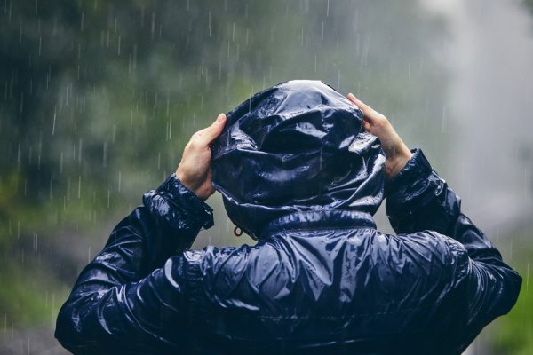 Lebih Aman Beraktivitas dengan 7 Rekomendasi Jas Hujan Respiro (2020)