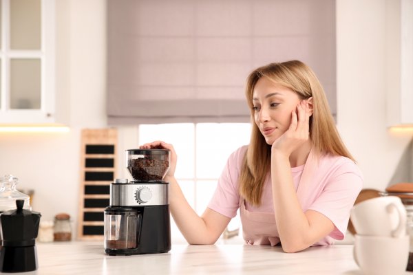 Pecinta Kopi Rumahan? Yuk Cek 10 Rekomendasi Coffee Grinder Terbaik untuk Bikin Kopi Sendiri! (2023)