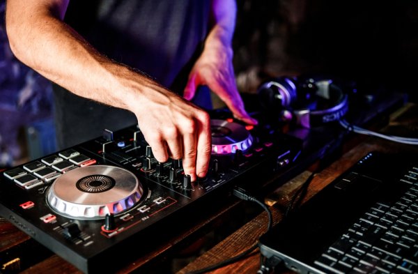 Apa Nama Alat DJ? Simak Juga 13 Rekomendasi Produk Terbaiknya (2023)