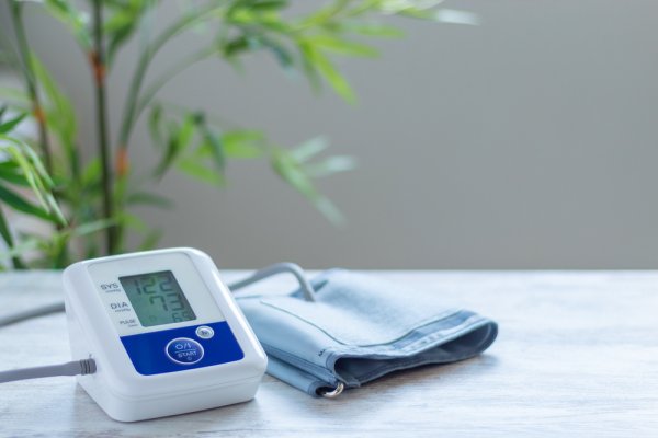 Cek Tekanan Darah Secara Teratur dengan 10 Rekomendasi Tensimeter Digital (2023)