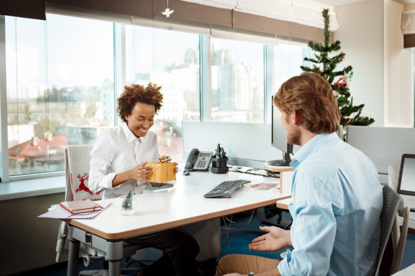 Looking for Good and Reasonably Priced Corporate Gift Ideas for Clients in 2019? Your Search Ends Here! 10 Things to Give Customers This Year
