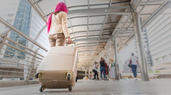 Kamu Muslimah yang Suka Travelling? 10 Jilbab Traveler Ini Dijamin Membuatmu Nyaman Selama Bepergian