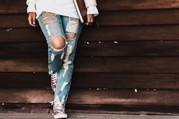 Dijamin Makin Stylish buat Kamu, 15 Ripped Jeans Ini Wajib Kamu Koleksi!	(2023)