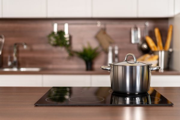 Bạn có biết bếp từ và bếp điện khác nhau như thế nào để mua sắm cho phù hợp nhu cầu gia đình? (năm 2022)