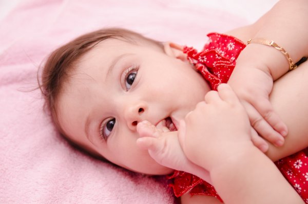 15 Rekomendasi Harga Gelang Emas Bayi 1 gram Terbaik untuk si Kecil yang Baru Lahir (2023)