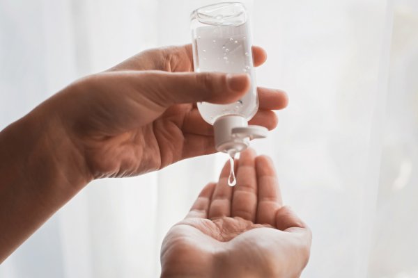 10 Pilihan Hand Sanitizer yang Ampuh Melindungi dari Bakteri dan Mampu Menjaga Kelembapan Kulit! (2023)