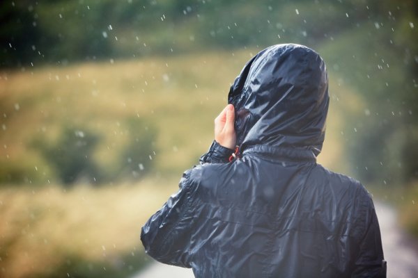 10 PIlihan Jaket Waterproof yang Nyaman Digunakan untuk Aktivitas Outdoor (2023)