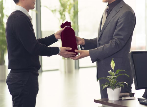 Express Your Gratitude with 10 Perfect Diwali Gifts for Boss in 2019. Also Learn About Workplace Gifting Etiquette