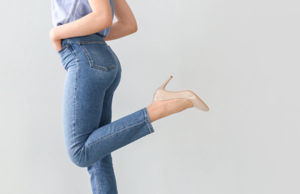15 Merek Celana Jeans Wanita Paling Fashionable dan Rekomendasi Produknya (2023)