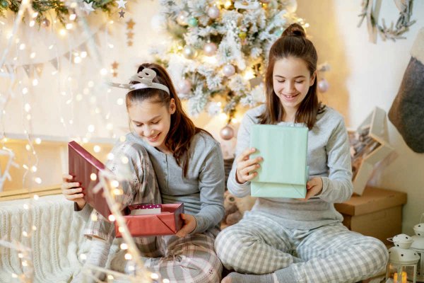 क्या आप 13 साल की उम्र के लड़की के लिए सही उपहार खोजने की कोशिश कर रहे हैं(2020)? 13 वर्षीय लड़की  के लिए सर्वश्रेष्ठ उपहार, माता-पिता और पपरवरिश विशेषज्ञों के अनुसार
