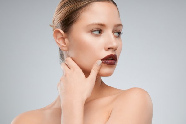 15 Rekomendasi Lipstik Warna Coklat Cantik yang Tak Bikin Bibir Pucat! (2023)