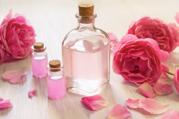 Kulit Segar dan Sehat dengan 15 Rekomendasi Rose Water Terbaik di bawah Rp 150 Ribu (2023)