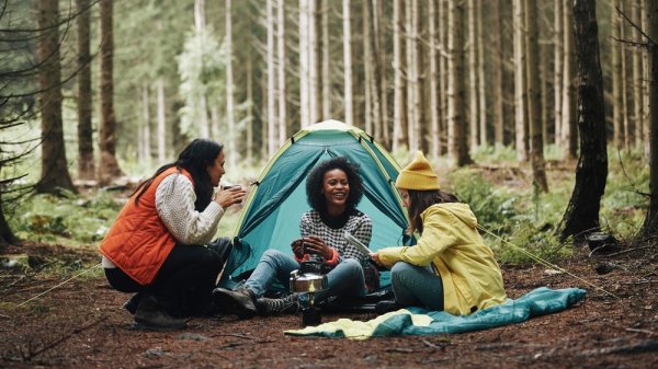 15 Rekomendasi Peralatan Camping yang Harus Dibawa (2023)