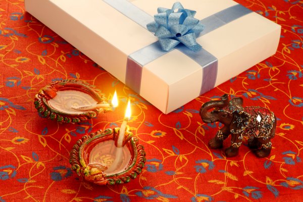 Strengthen Bonds with Clients and Employees with These 10 Corporate Gifts to Give On Diwali (2019)