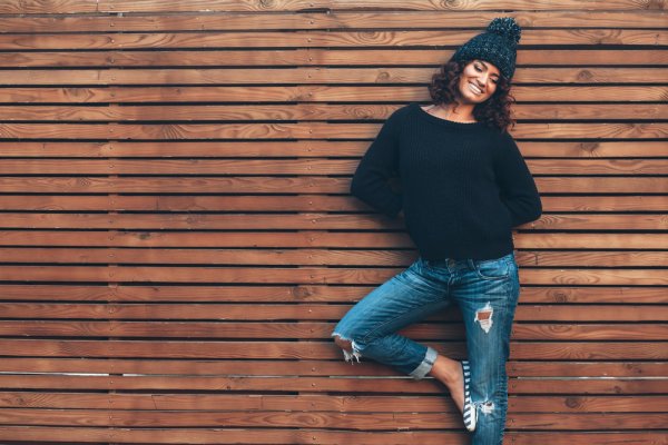 Kamu Suka Warna Hitam? 9 Rekomendasi Sweater Hitam untuk Wanita Ini Bisa Membuat Penampilanmu Semakin Kece
