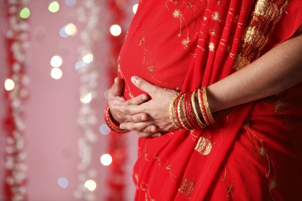 Shower Your Blessings on the Mother-to-Be with the Most Amazing Valaikappu Gifts in 2019