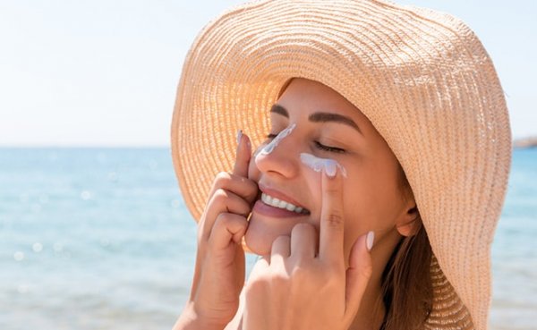 Looking for the Best Sunscreens for All Skin Types in India(2022)? 30 Best Sunscreens in India that Will Help See You Through the Summer.