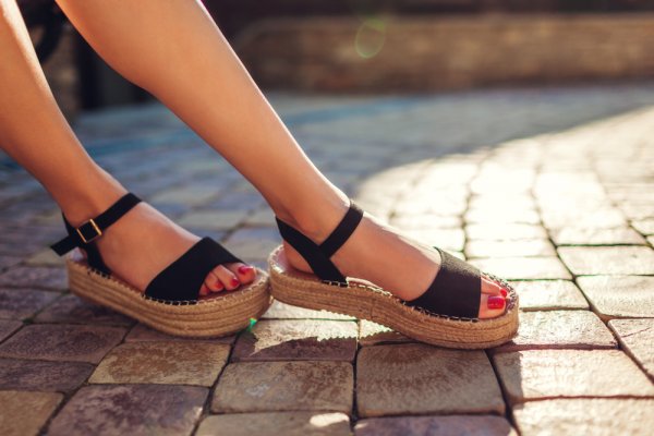 10 Rekomendasi Sepatu Sandal Wanita Untuk Melengkapi Gaya Kasual Anda (2022)