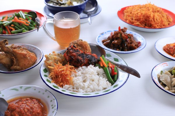 15 Rekomendasi Warung Nasi Murah dan Enak di Jakarta, Ramah Kantong (2023)