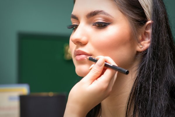 Tampilan Bibir Sempurna Setiap Saat dengan Lip Liner Terbaik Rekomendasi Para Ahli! (2023) 