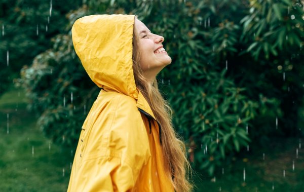 10 Rekomendasi Jas Hujan Dewasa Terbaik untuk Wanita (2023)