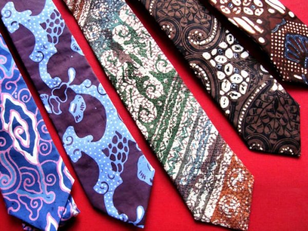 10 Rekomendasi Dasi Batik Menarik agar Gaya Anda Semakin Eksotik