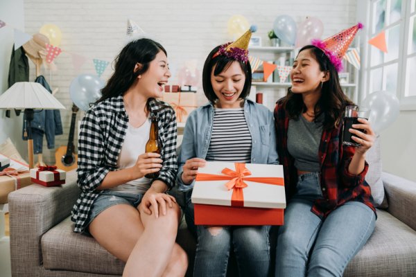 Gợi ý 10 món quà sinh nhật cho bạn thân dưới 50k dễ thương và ý nghĩa (năm 2022)