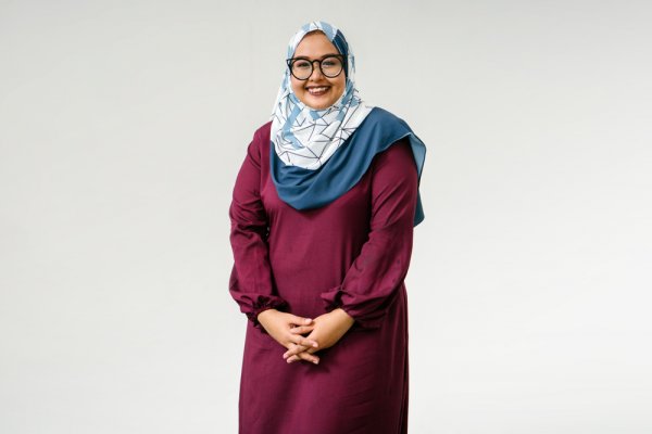 10 Rekomendasi Fashion Hijab untuk Wanita Gemuk yang Bikin Tubuh Tampak Lebih Ramping (2021)