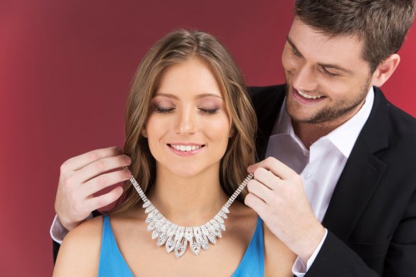  Impress Your Beloved with Precious Gifts in Silver! Here are 10 Ideas for Silver Gifts for Girlfriend (2019)