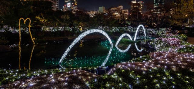 ヒルズ内にある、毛利庭園も装飾
都会の庭園は、素晴らしい空間♩
"アイスカラー"と"スペシャルカラー"の２つのデザインは、それぞれ3分間ずつ展開されます。