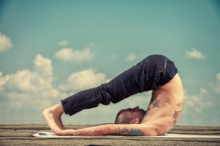 8 Rekomendasi Celana Yoga  untuk Pria yang Nyaman dan 