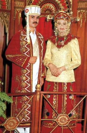 8 Inspirasi Gaun Pernikahan Nusantara yang Indah Membalut 