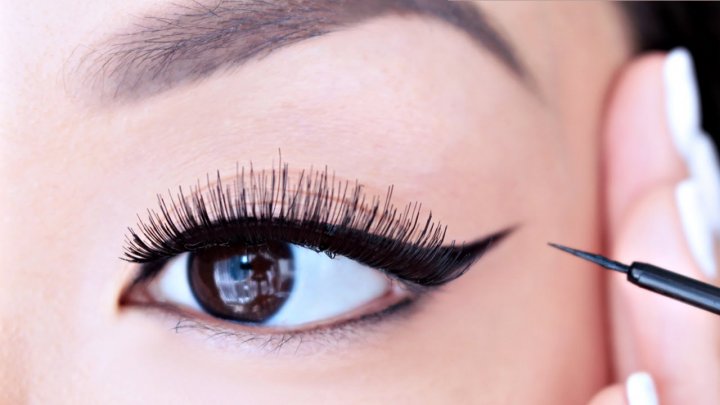 10 Rekomendasi Eyeliner Pen yang Membuat Mata Tampak 