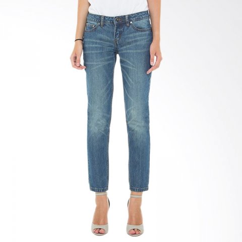 Tips Cantik dengan 6 Merek Celana Jeans Wanita Populer 