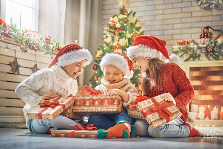 小学生へ贈るクリスマスプレゼント 人気ランキング24選！男の子や女の子におすすめのおもちゃ・ゲーム・雑貨を紹介！