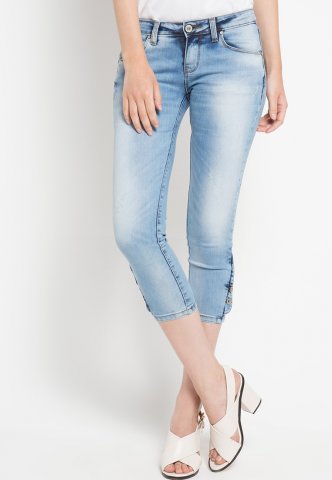Tips Cantik dengan 6 Merek Celana Jeans Wanita Populer 