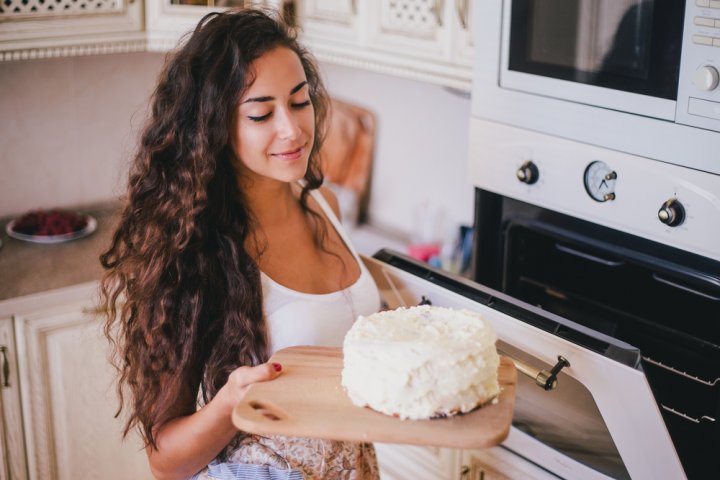 Мама торт печет на кухне специально для меня