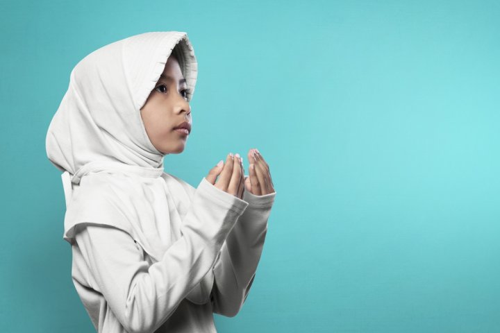 10 Pilihan Baju Syari Anak  yang Santun dan Ceria