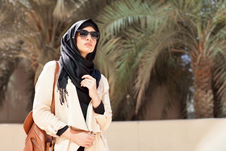8 Rekomendasi Hijab dan Tips Gaya Hijab Traveler Ini Harus 